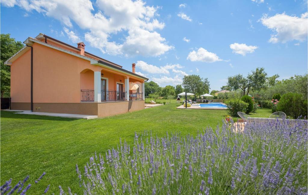 Ogród w obiekcie Two-Bedroom Holiday Home In Tinjan