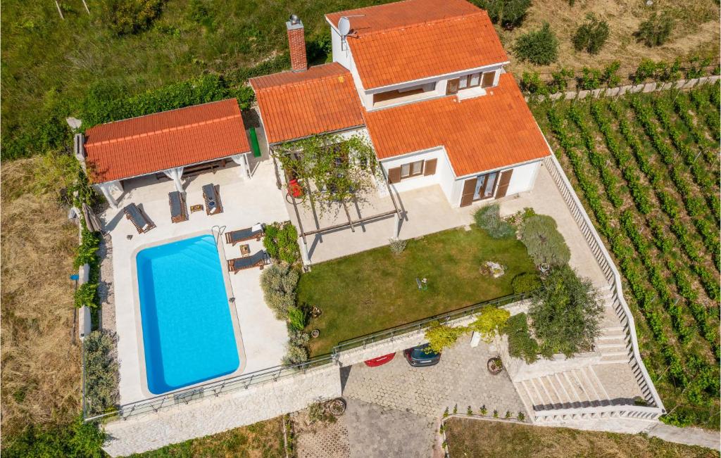 Bazén v ubytování Holiday Home Blato Na Cetini 9 nebo v jeho okolí