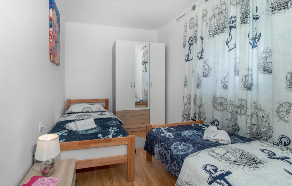 Postel nebo postele na pokoji v ubytování 3 Bedroom Lovely Home In Bribir