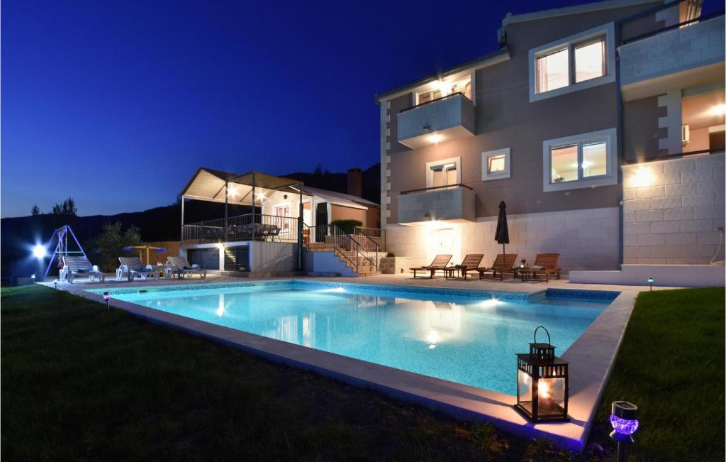 Bazén v ubytovaní Six-Bedroom Holiday Home In Podstrana alebo v jeho blízkosti