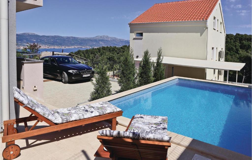 Bazén v ubytovaní Holiday Home Zedno With Sea View 12 alebo v jeho blízkosti