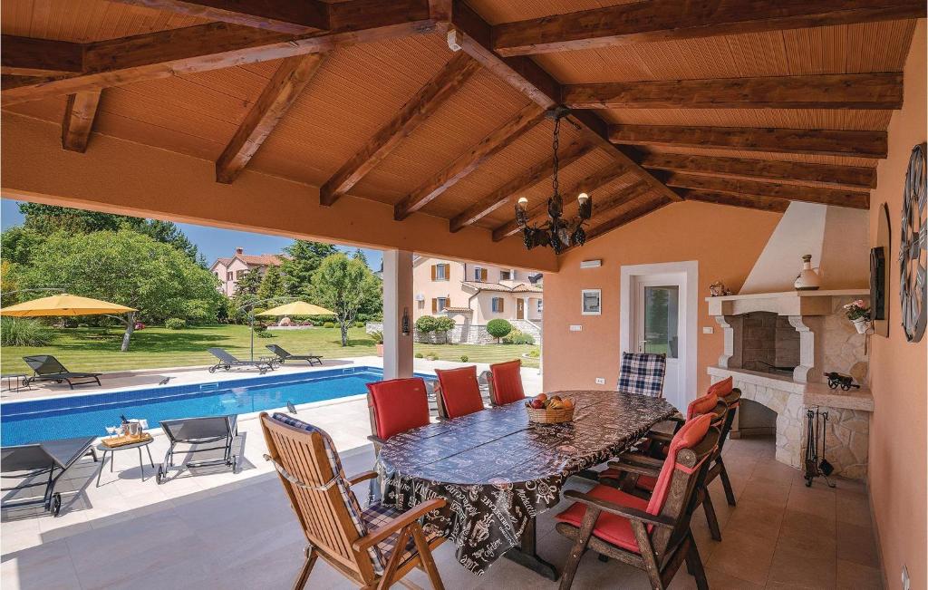 Bazén v ubytovaní 5 Bedroom Beautiful Home In Labin alebo v jeho blízkosti