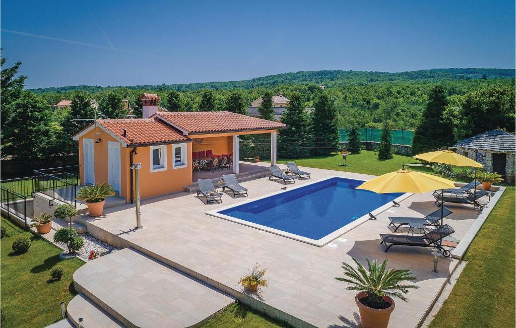 Bazén v ubytovaní 5 Bedroom Beautiful Home In Labin alebo v jeho blízkosti
