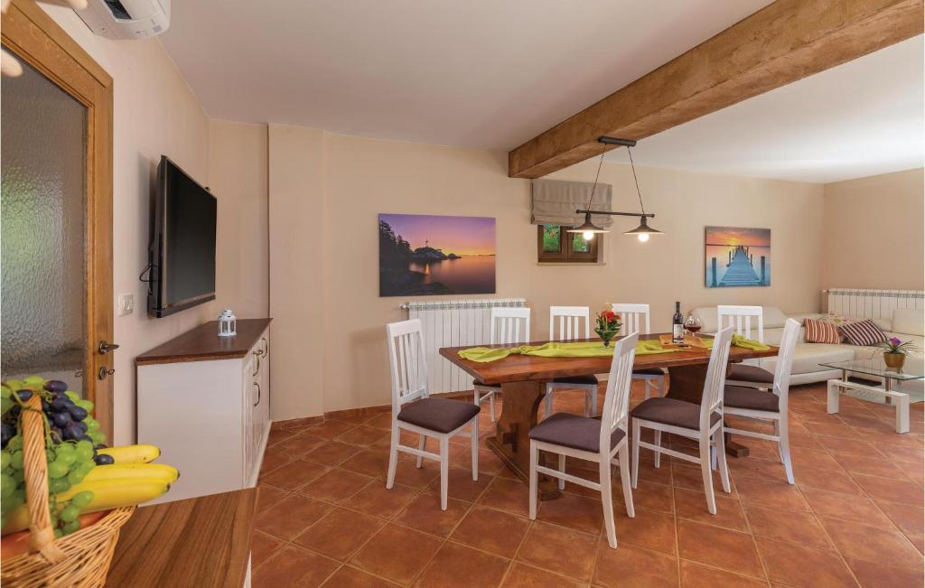 Telewizja i/lub zestaw kina domowego w obiekcie Nice Home In Krsan With Kitchen