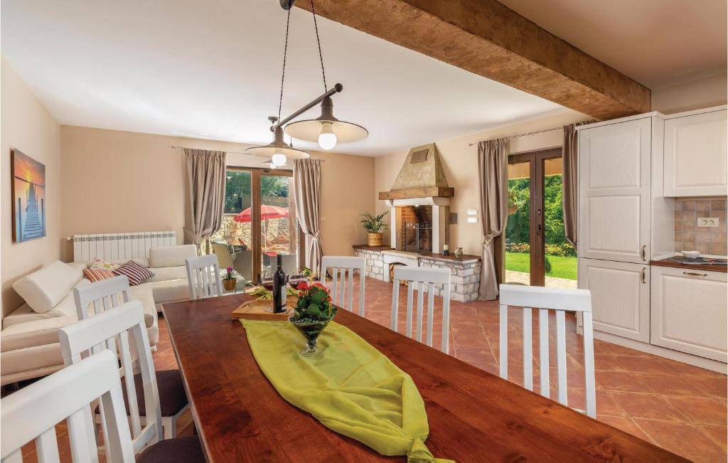 Kuchnia lub aneks kuchenny w obiekcie Nice Home In Krsan With Kitchen