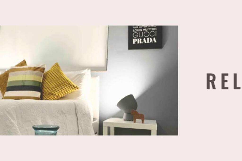 ein Schlafzimmer mit einem Bett und einem Beistelltisch mit einem Schild in der Unterkunft GroveO1 10 min from the beach in Miami