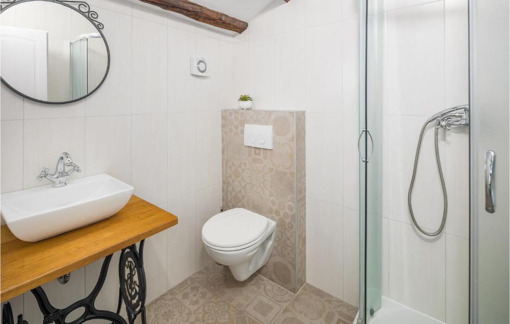 Koupelna v ubytování 4 Bedroom Cozy Home In Peresiji