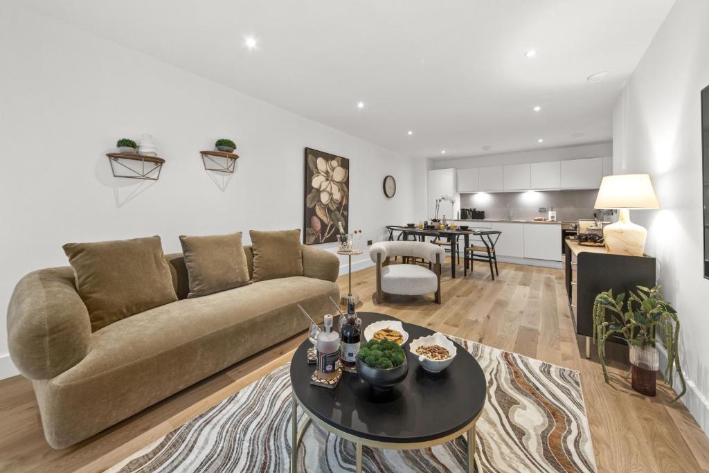 una sala de estar con un sofá y una mesa en Atlas House Eight, en Harrogate