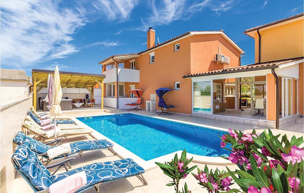 Bazén v ubytování Gorgeous Home In Vodnjan nebo v jeho okolí