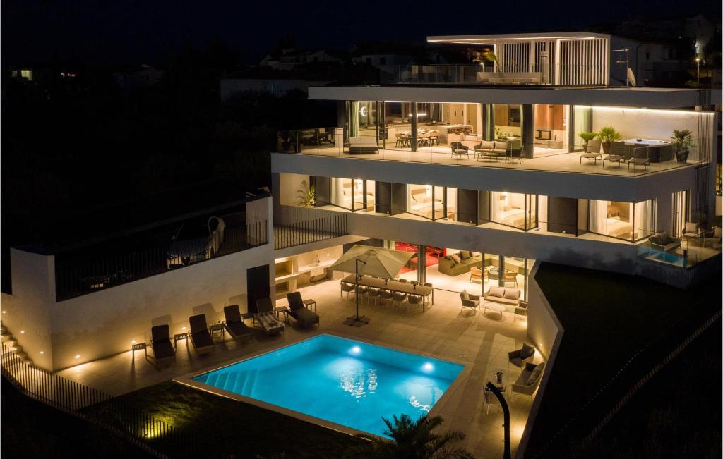 ein großes Gebäude mit einem Swimmingpool bei Nacht in der Unterkunft 4 Bedroom Stunning Home In Murter in Murter