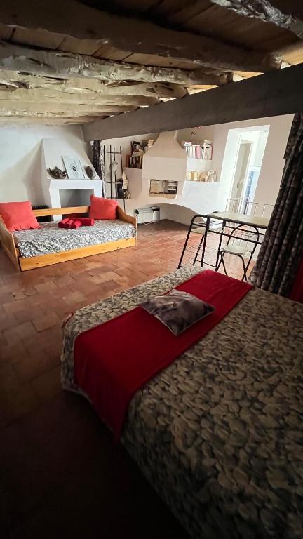 une chambre avec deux lits et un salon dans l'établissement Pacini, à Bonifacio