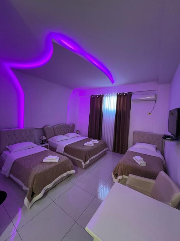 Postel nebo postele na pokoji v ubytování Grand Hotel Gjyshi