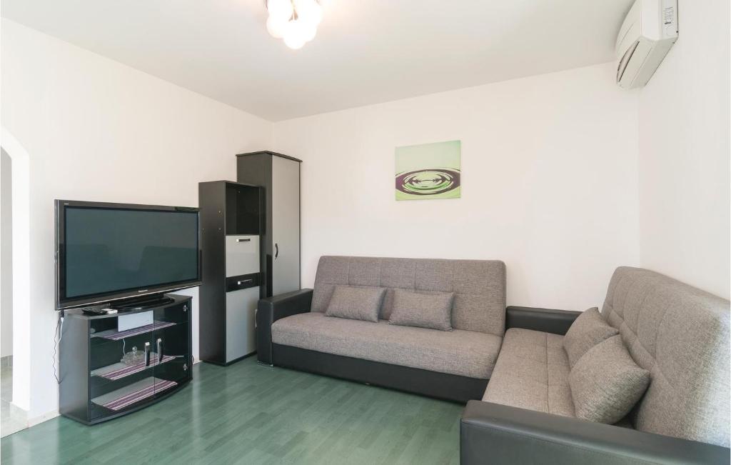 Televízia a/alebo spoločenská miestnosť v ubytovaní Holiday Home Gata 15
