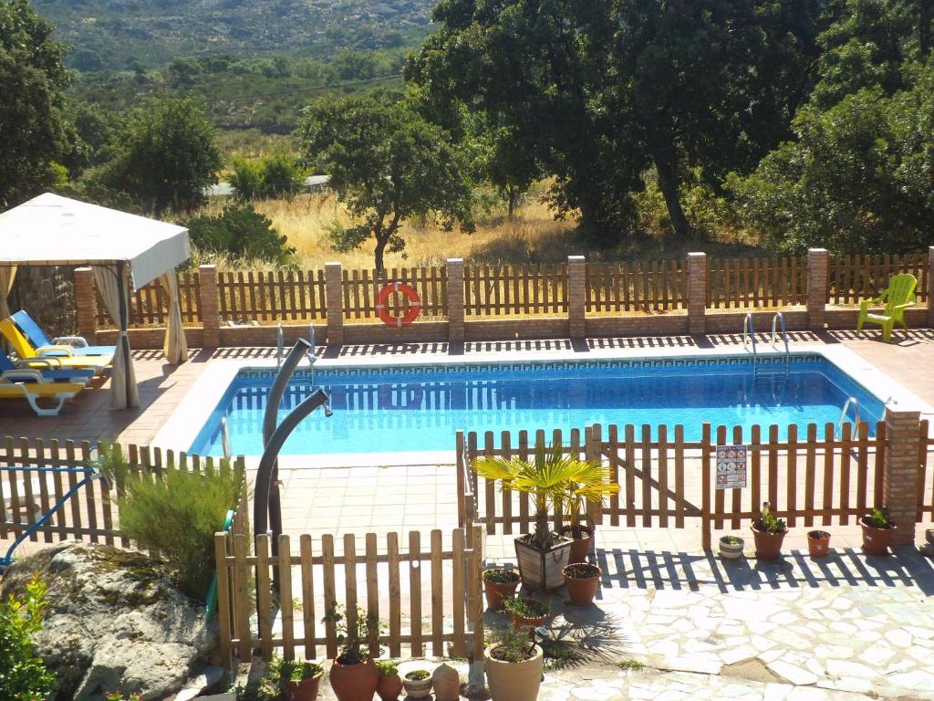 Bazén v ubytovaní Casa Rural Balcón del Camino Viejo alebo v jeho blízkosti
