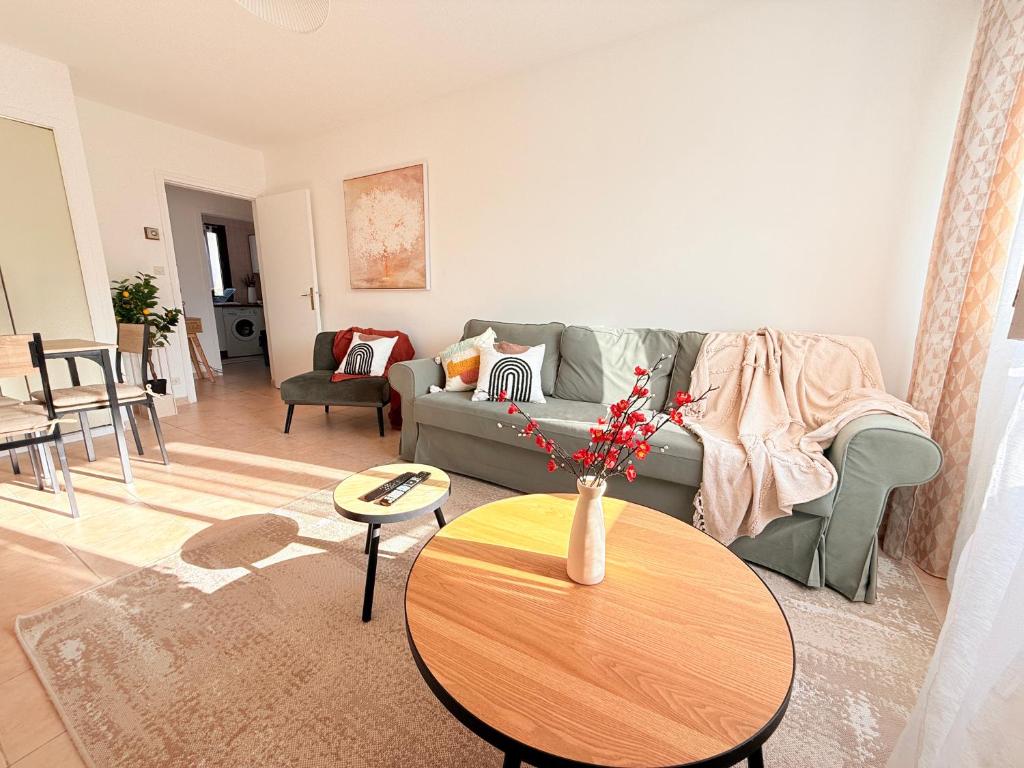 un salon avec un canapé et une table dans l'établissement Bastia vue Mer et Montagne, à Bastia