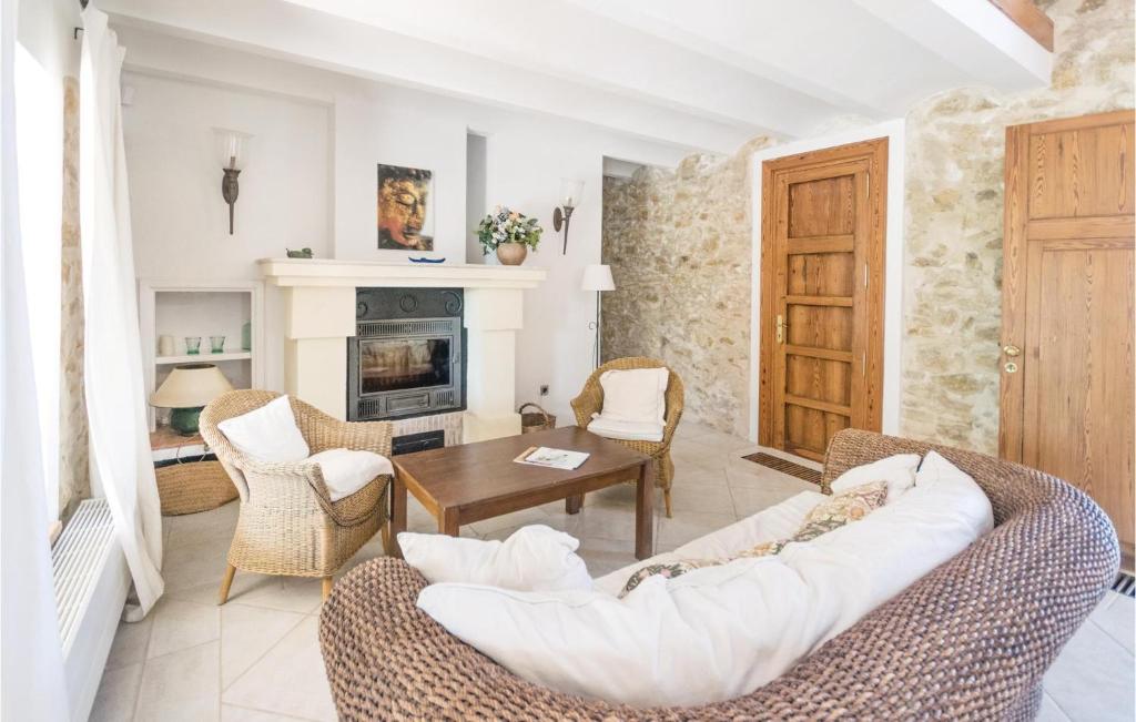 Posezení v ubytování Beautiful Home In Benissa With Kitchen