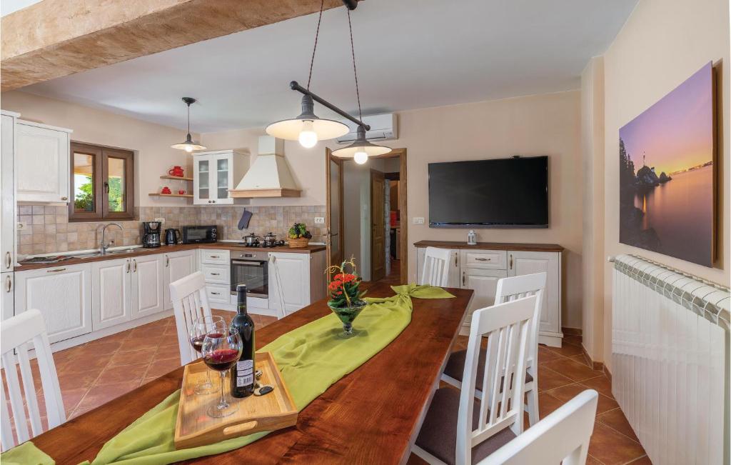Kuchnia lub aneks kuchenny w obiekcie Nice Home In Krsan With Kitchen