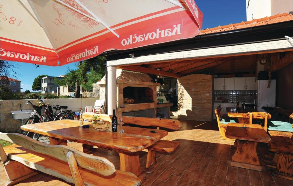 Televízia a/alebo spoločenská miestnosť v ubytovaní Beautiful Apartment In Bibinje