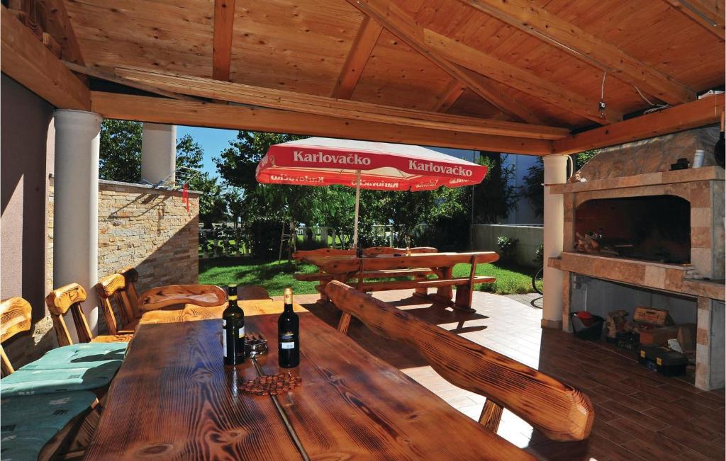 Patio alebo iná vonkajšia časť ubytovania Beautiful Apartment In Bibinje