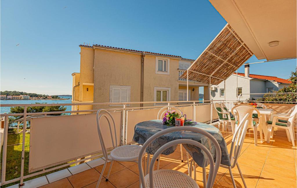 Balkón nebo terasa v ubytování 3 Bedroom Cozy Apartment In Brodarica