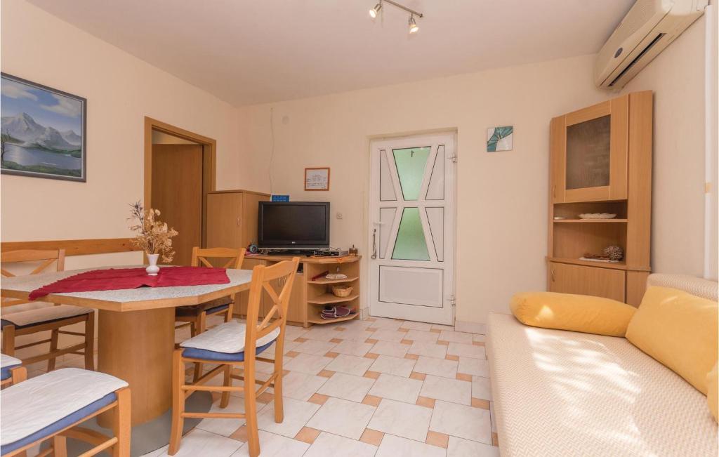 Televízia a/alebo spoločenská miestnosť v ubytovaní Apartment Donji Karin 10