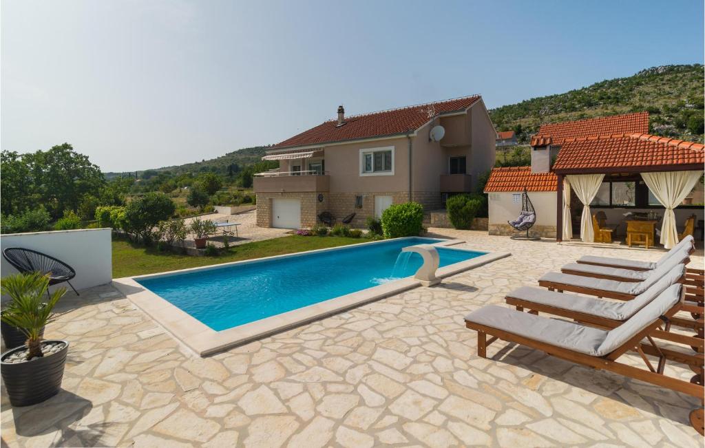 Three-Bedroom Holiday Home In Brstanovo