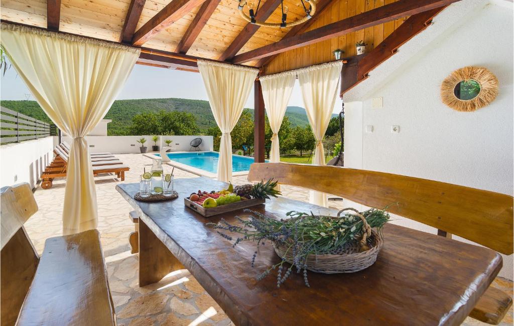Bazén v ubytovaní Three-Bedroom Holiday Home In Brstanovo alebo v jeho blízkosti