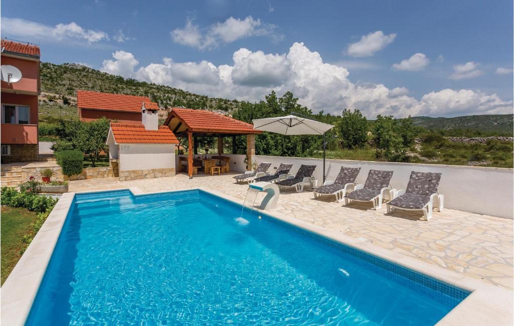 Bazén v ubytovaní Three-Bedroom Holiday Home In Brstanovo alebo v jeho blízkosti