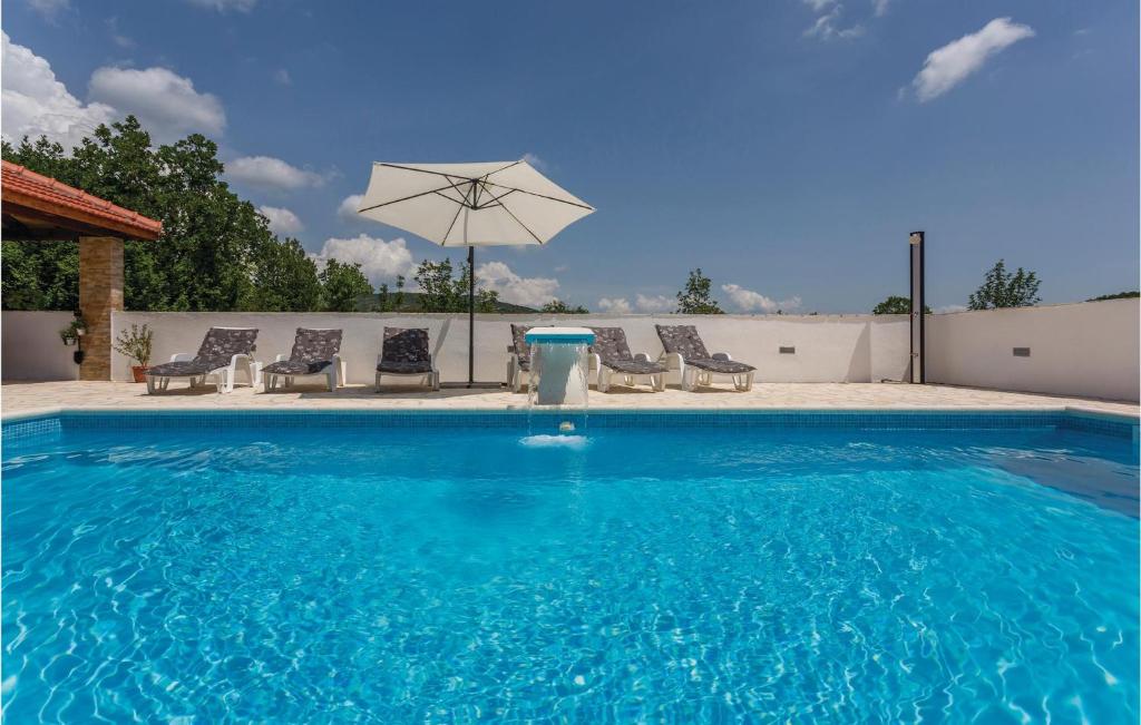 Bazén v ubytovaní Three-Bedroom Holiday Home In Brstanovo alebo v jeho blízkosti