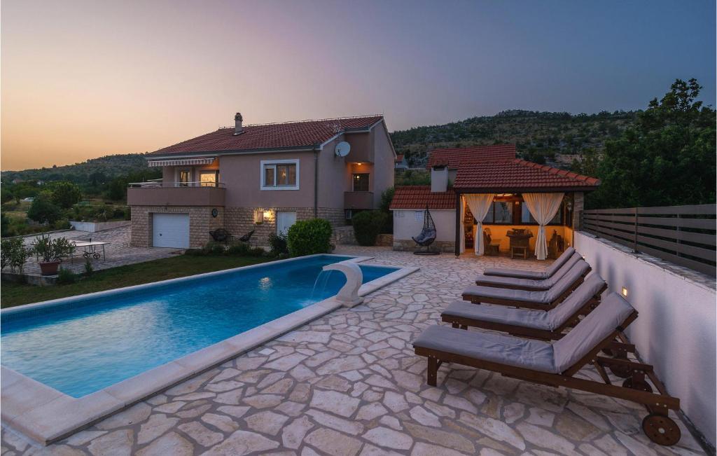 Bazén v ubytovaní Three-Bedroom Holiday Home In Brstanovo alebo v jeho blízkosti