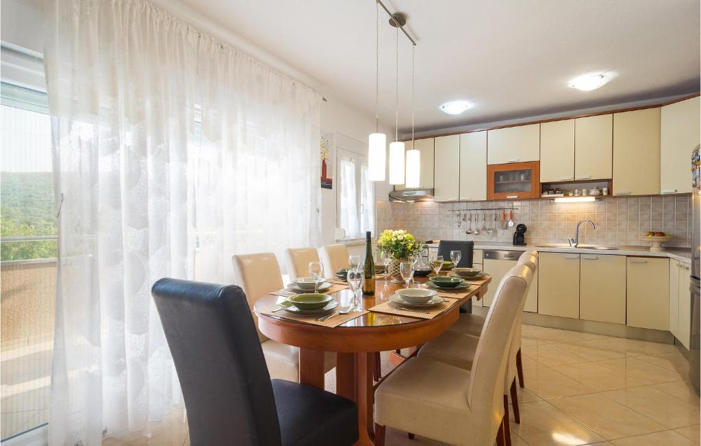 Kuchyňa alebo kuchynka v ubytovaní Three-Bedroom Holiday Home In Brstanovo