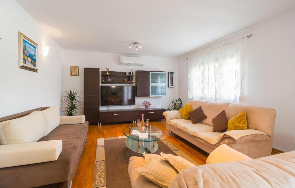 Posedenie v ubytovaní Three-Bedroom Holiday Home In Brstanovo