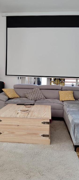 un salon avec un canapé et une table dans l'établissement Maison village en Aveyron, à Durenque