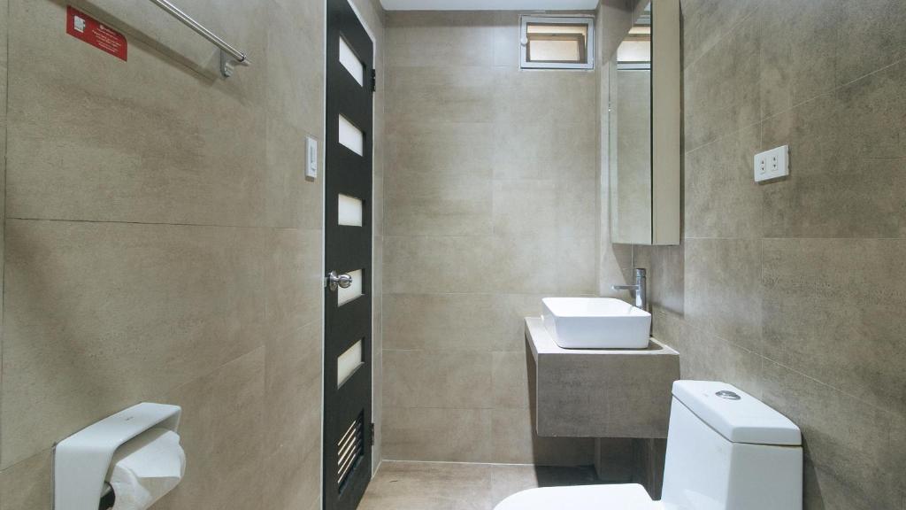 Koupelna v ubytování RedDoorz at Grand Apartelle Hernan Cortes Cebu