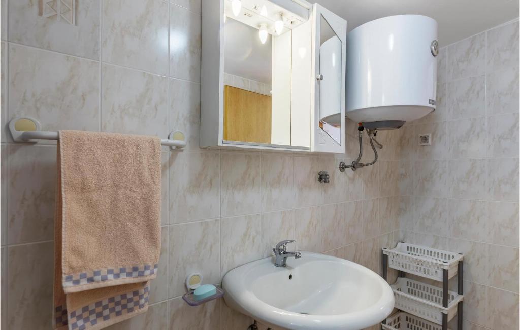 Kúpeľňa v ubytovaní Cozy Apartment In Fazana