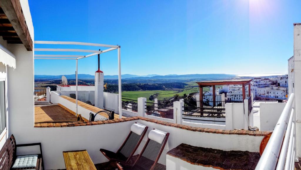 balcón con mesa, sillas y vistas en Puro Vejer, en Vejer de la Frontera