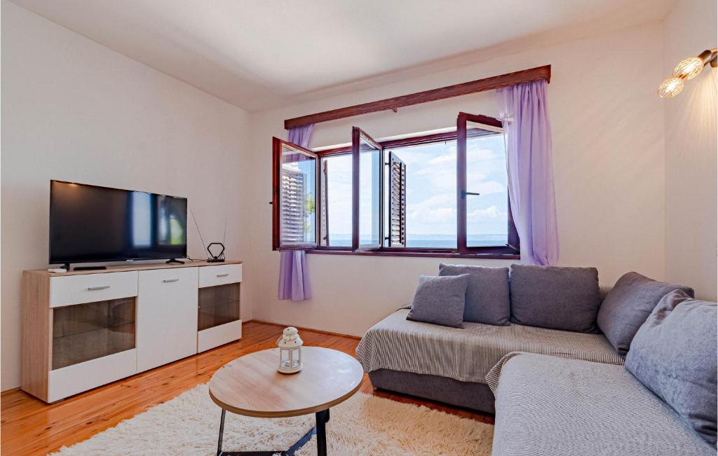 TV a/nebo společenská místnost v ubytování Holiday Home Prigradica Bb Cr