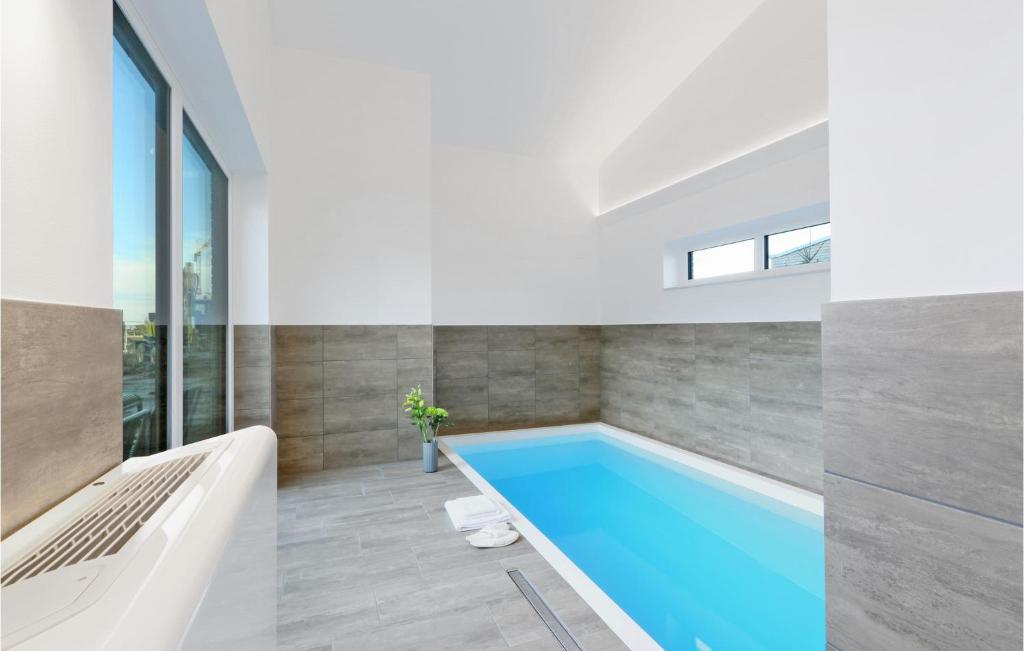 Бассейн в Awesome Home In Lembruchdümmer See или поблизости