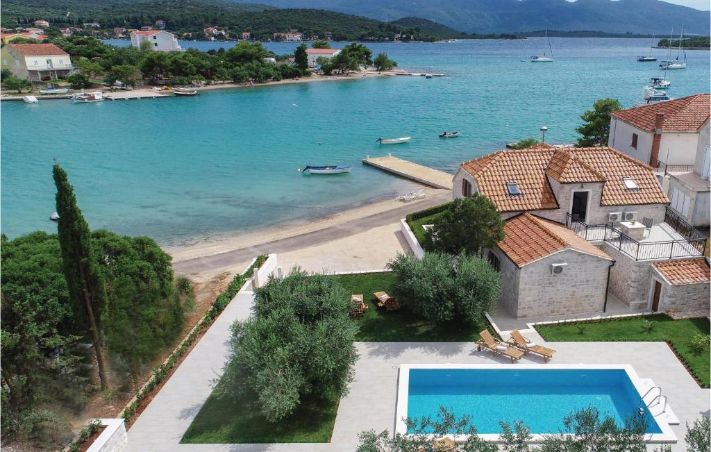 Three-Bedroom Holiday Home In Loviste
