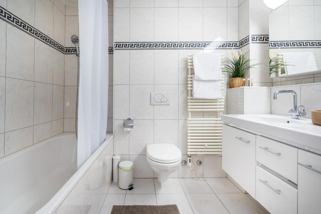 Koupelna v ubytování Top city center location by Airhome