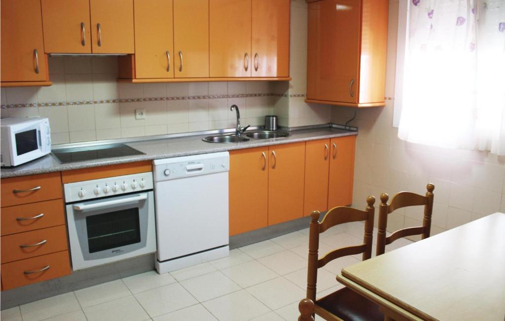 Kuchnia lub aneks kuchenny w obiekcie Gorgeous Home In Torrox With Kitchen