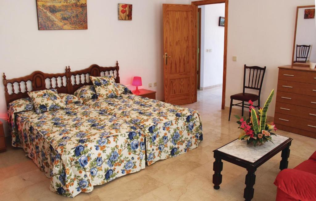Łóżko lub łóżka w pokoju w obiekcie Gorgeous Home In Torrox With Kitchen