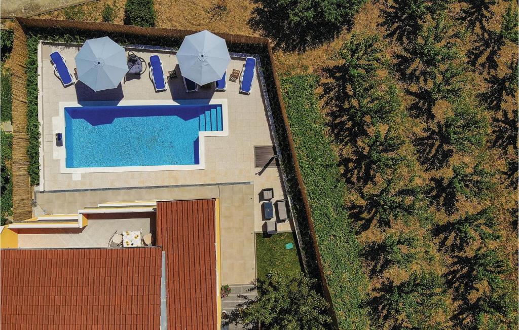 Bazén v ubytovaní Cozy Home In Kastel Luksic alebo v jeho blízkosti