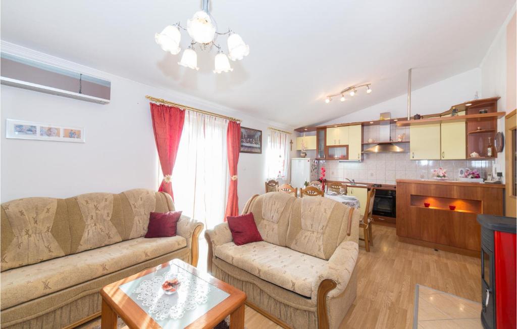 Posedenie v ubytovaní Cozy Home In Kastel Luksic