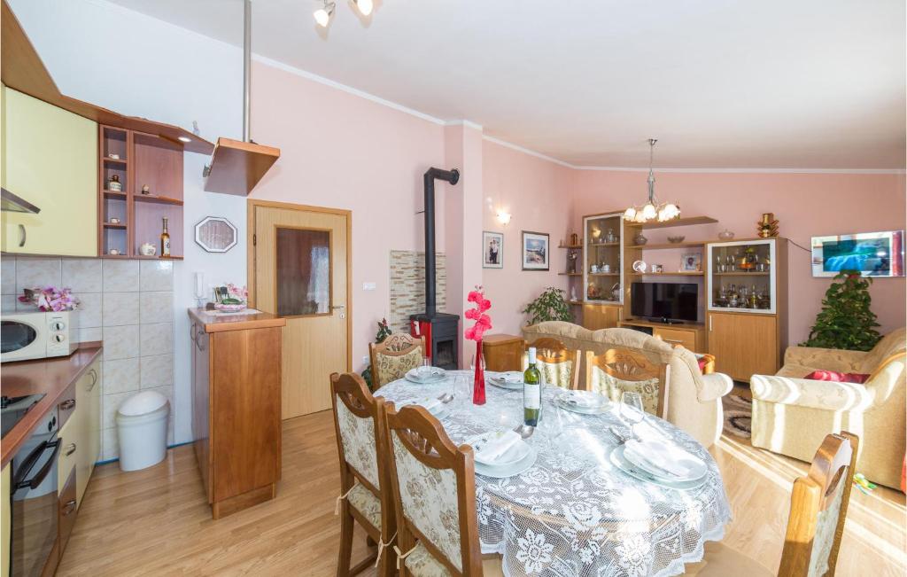 Kuchyňa alebo kuchynka v ubytovaní Cozy Home In Kastel Luksic