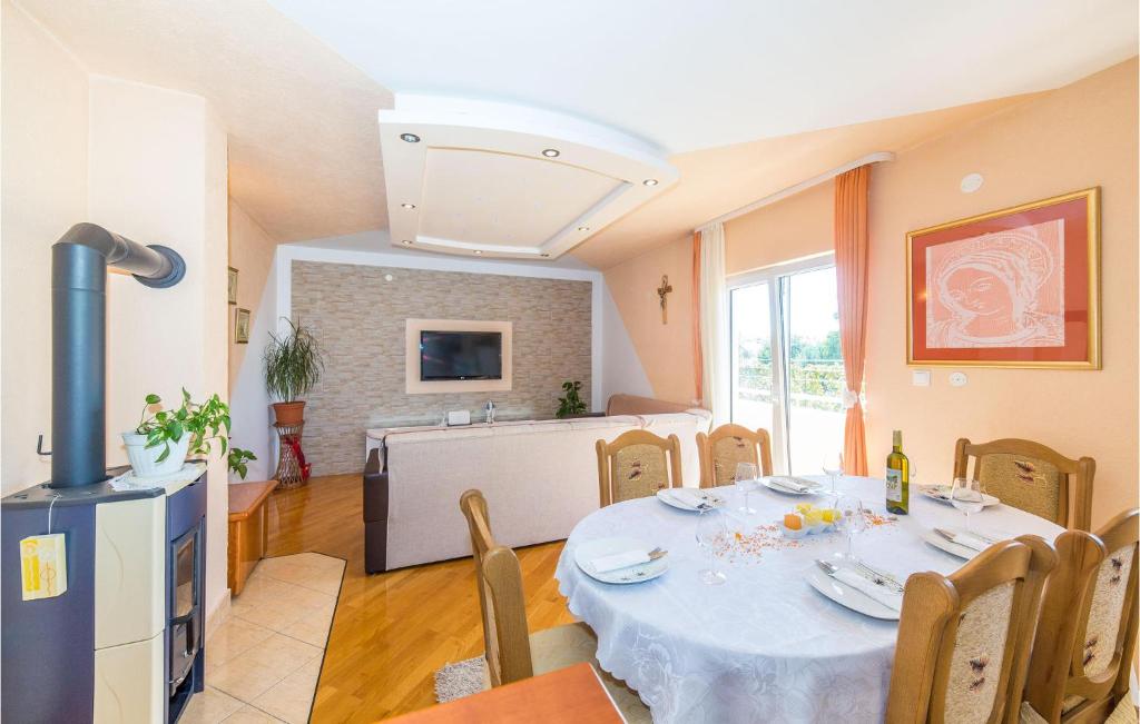 Televízia a/alebo spoločenská miestnosť v ubytovaní Cozy Home In Kastel Luksic