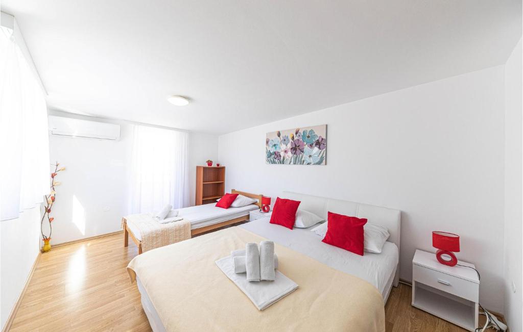 Posteľ alebo postele v izbe v ubytovaní Cozy Home In Kastel Luksic