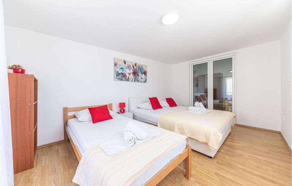 Posteľ alebo postele v izbe v ubytovaní Cozy Home In Kastel Luksic