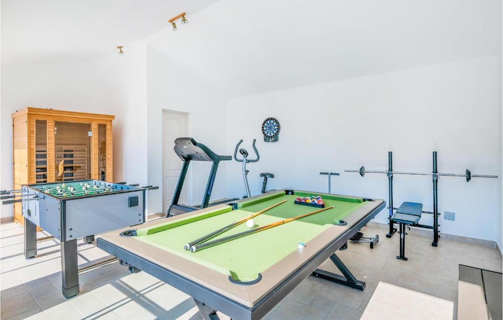 Fitness centrum a/nebo fitness zařízení v ubytování Awesome Home In Pula With Wifi