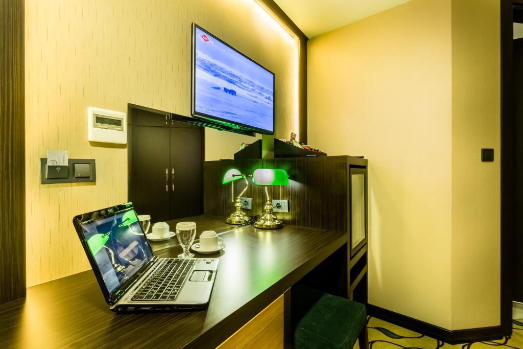 TV a/nebo společenská místnost v ubytování Lozengrad Hotel